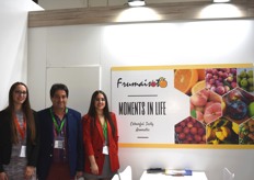 Frumaisoto de Don Benito con su fruta de hueso y cítricos, Manoli Soto e Isabel Soto al lado de Alejandro Soto.